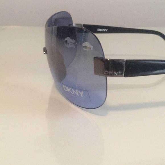 DKNY SUNGLASSES 😎 - Picture 3 of 4